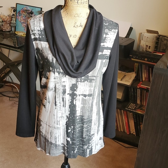 Edista abstract designed tunic size Large - Picture 1 of 7